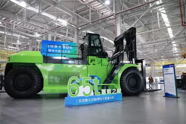 全球首款65吨级锂电叉车下线