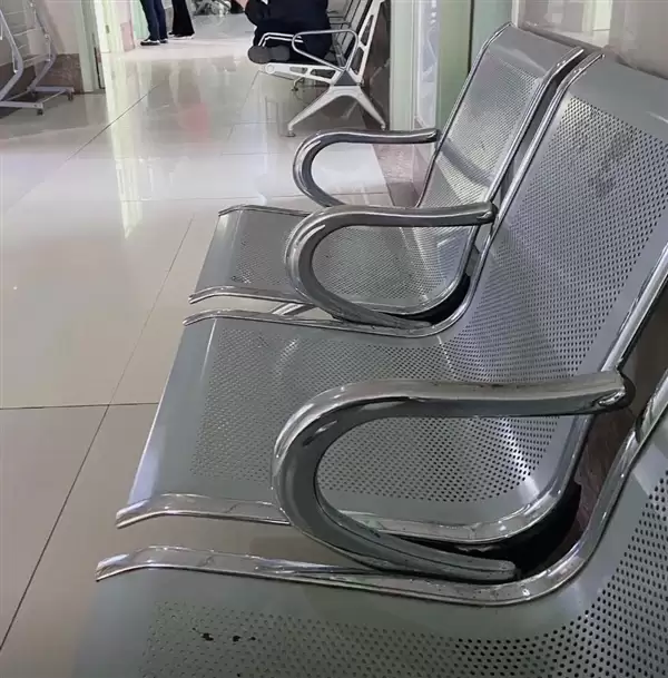 为啥医院椅子有的密密麻麻带小孔:原因揭开