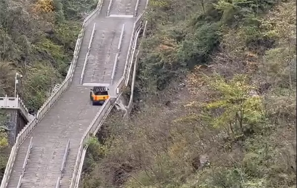 尴尬！一电动车挑战爬天门山台阶失败：溜车后撞坏护栏