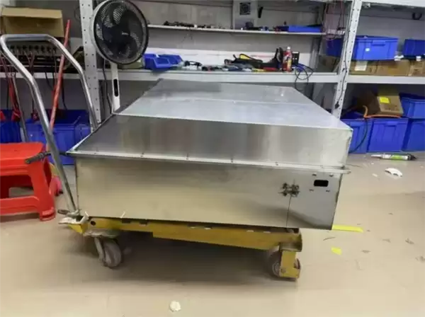 真敢啊！男子给电车加装74度三元锂电池包：就放在后备厢