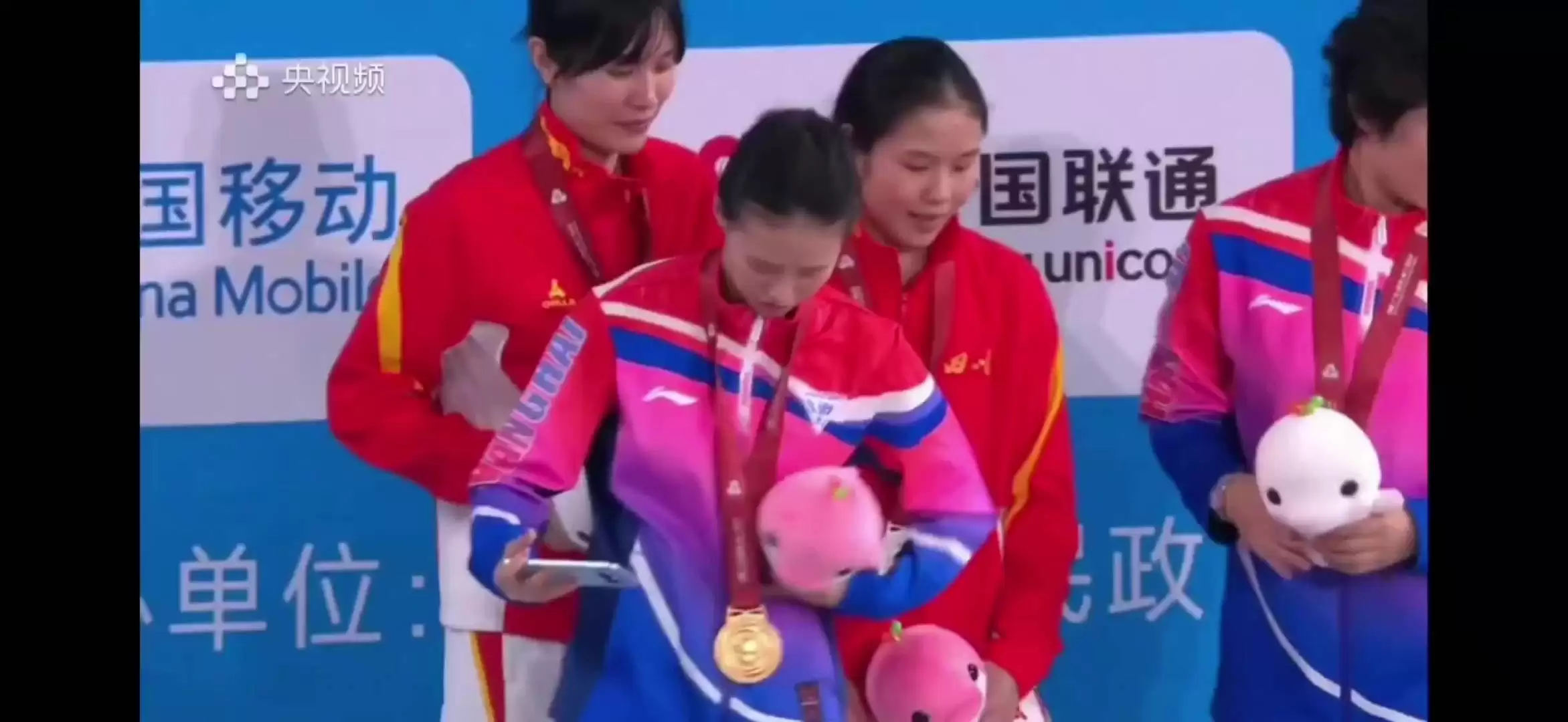 荣耀 500 真机全球首曝：后置横向 Deco 设计，“设计果果的”