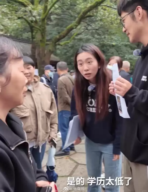 画面太社死!影视飓风Tim带着“坦诚”版简历去相亲角:被大妈吐槽学历低