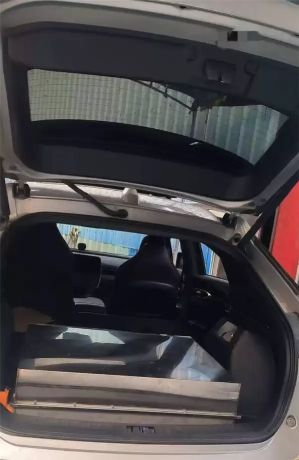 真敢啊！男子给电车加装74度三元锂电池包：就放在后备厢