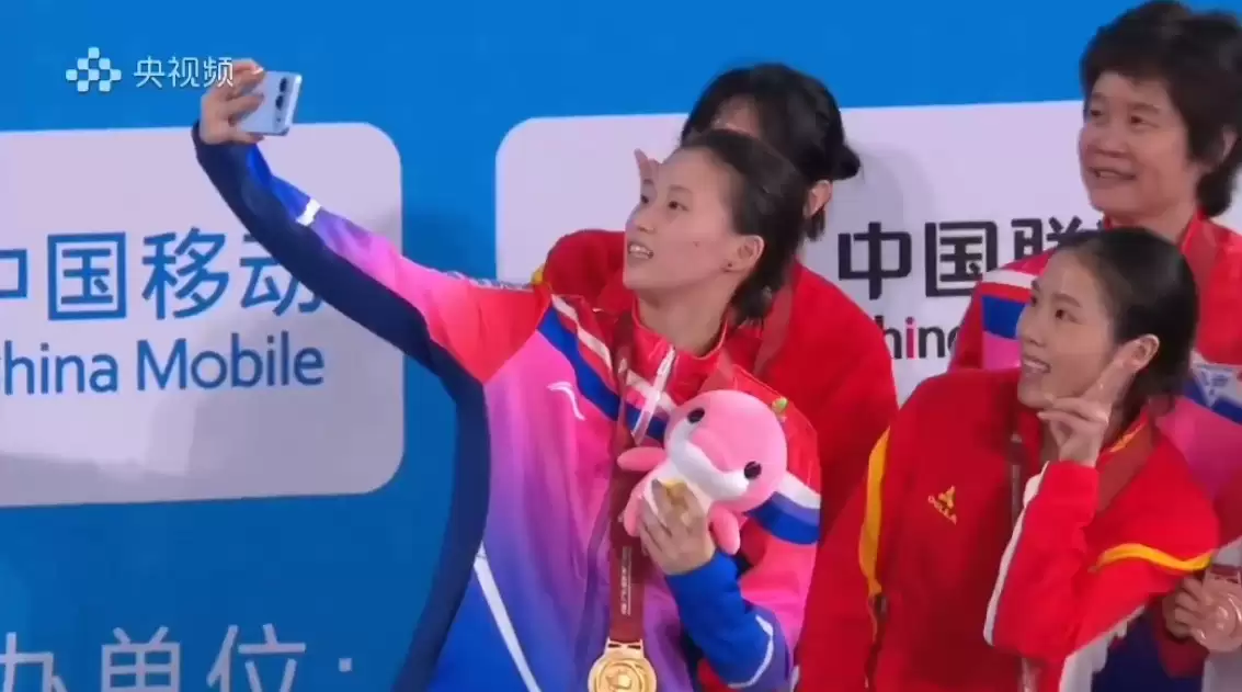 荣耀 500 真机全球首曝：后置横向 Deco 设计，“设计果果的”