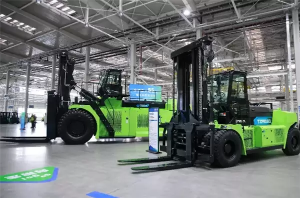 突破极限！全球最大65吨级锂电平平衡重叉车下线