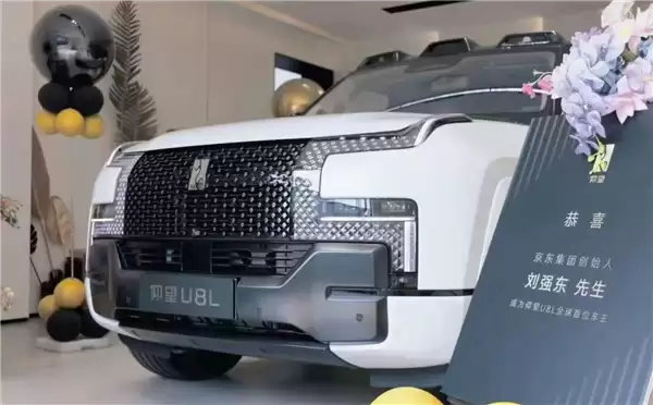信阳文新毛尖董事长刘文新喜提仰望U8L 比亚迪王传福亲自交车