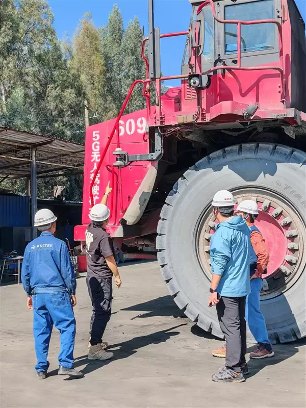 华为技术+移动5G 博主体验100吨无人驾驶矿车:就像玩游戏