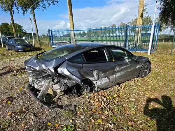 特斯拉Model 3被时速250公里奔驰AMG撞上:车主无碍 又提了一台