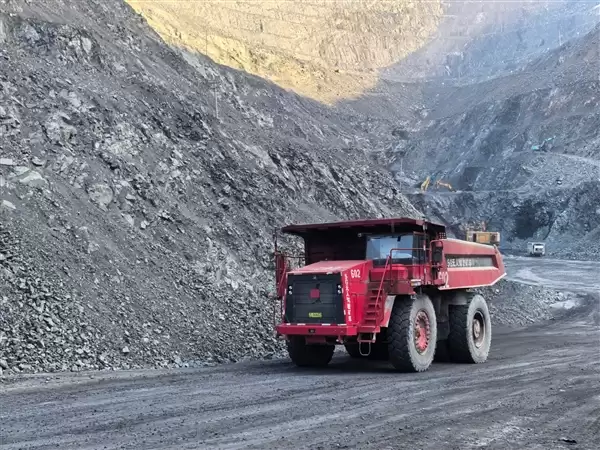 华为技术+移动5G 博主体验100吨无人驾驶矿车:就像玩游戏