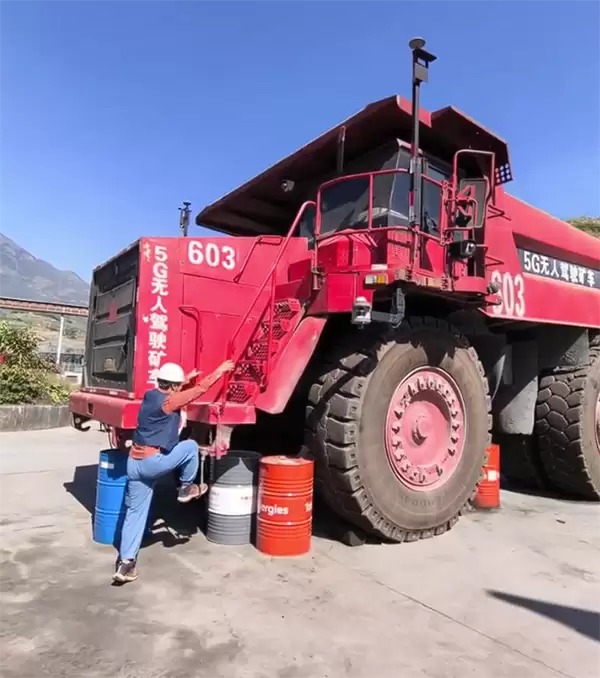 华为技术+移动5G 博主体验100吨无人驾驶矿车:就像玩游戏