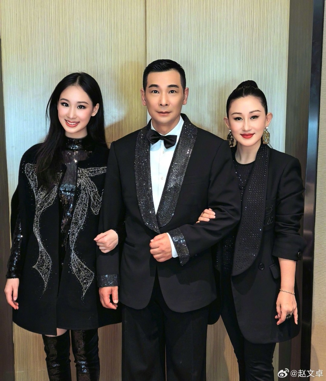 赵文卓带大女儿赵子仪走秀 女儿高颜值撞脸黄圣依