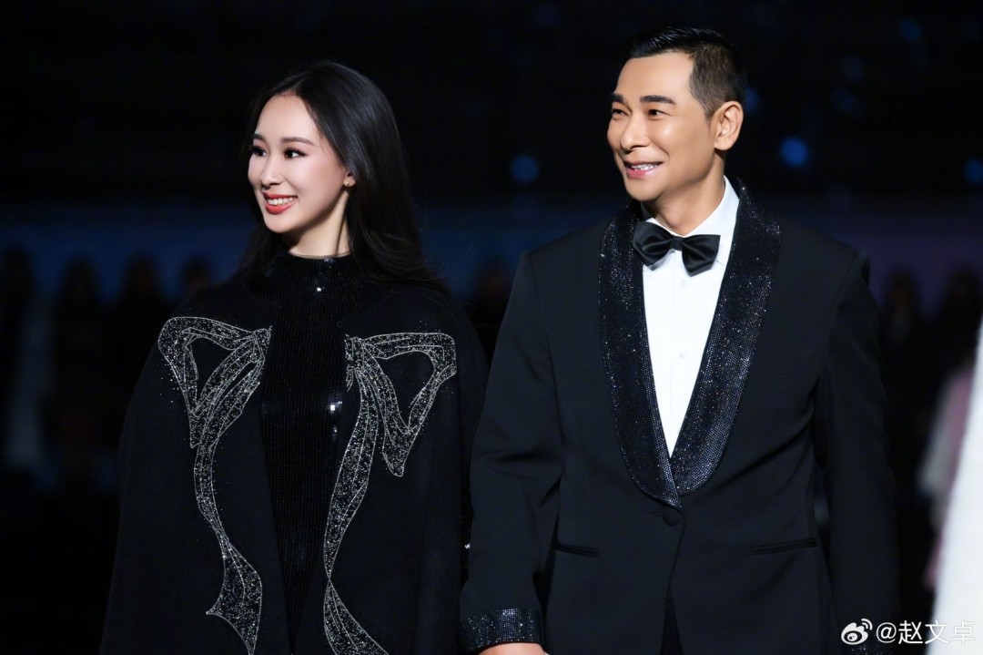 赵文卓带大女儿赵子仪走秀 女儿高颜值撞脸黄圣依