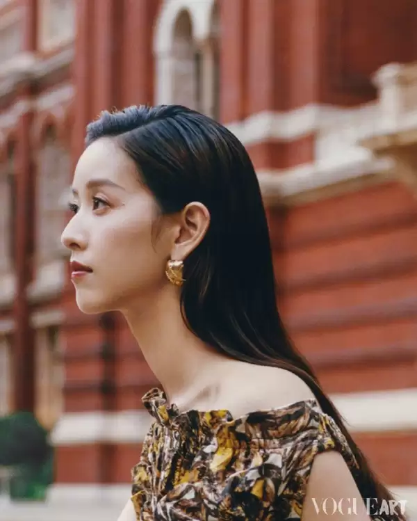 章泽天登上VOGUEArt最新封面 担任VOGUE客座总监理