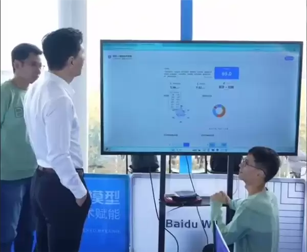 李彦宏秀桌球技能+AI+开启职场“彩虹屁”模式:是反手控制型选手