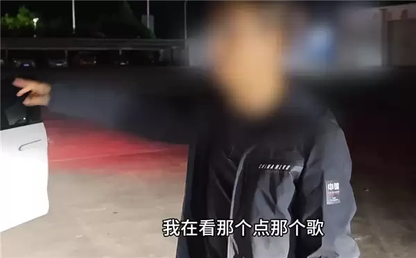 高速上开车直接冲进绿化带致车辆报废 男子：当时在点歌