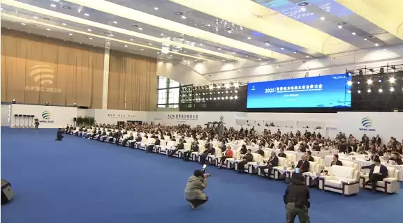 曾毓群：巧克力换电系统采用宁德时代最新耐高温电池 不需要水冷