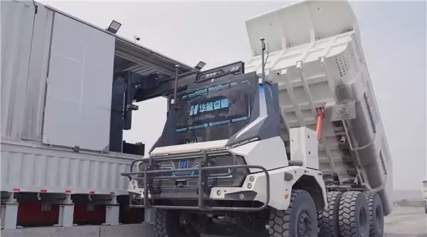 华为技术+移动5G 博主体验100吨无人驾驶矿车:就像玩游戏