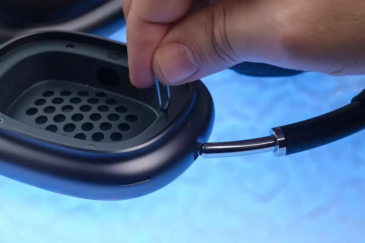 修复苹果 AirPods Max“变砖”偏方：放进冰箱冷冻半小时有望复活