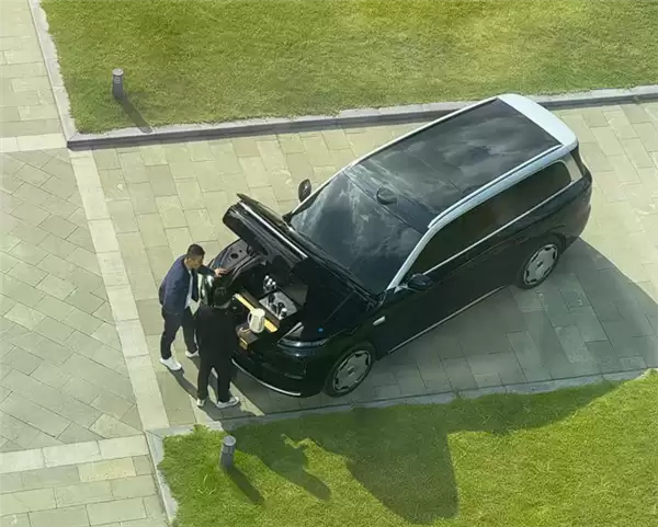 能装电磁炉做饭 零跑D19前行李箱曝光：内置220V电源、排水通道