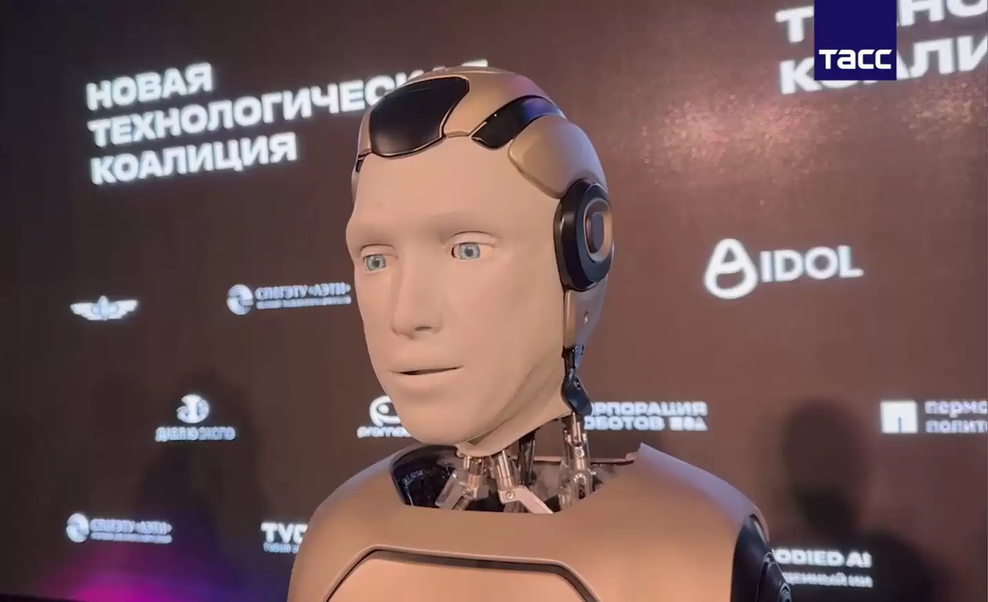 俄罗斯首款国产人形机器人 Aidol 亮相,