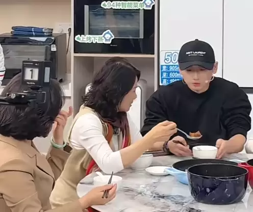 董明珠乌拉拉同框直播 自嘲“很吃亏 会做不会说”