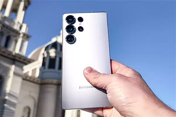 性能最激进!三星Galaxy S26搭载鸡血版骁龙8E5+最快内存