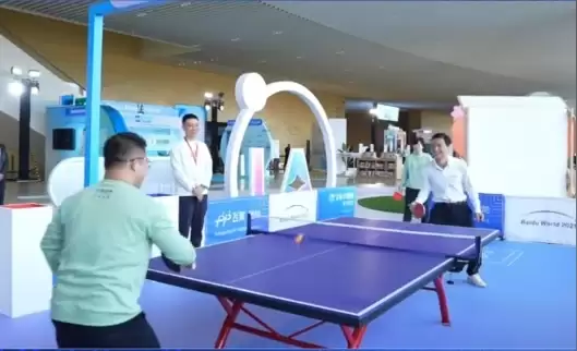 李彦宏秀桌球技能+AI+开启职场“彩虹屁”模式:是反手控制型选手