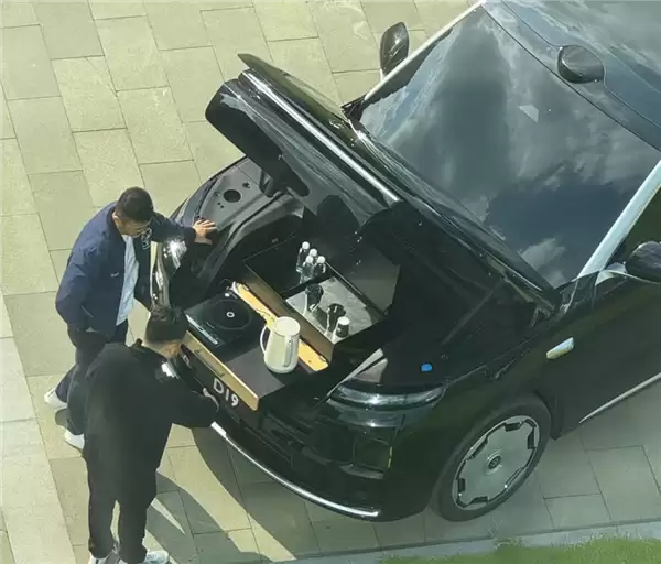 能装电磁炉做饭 零跑D19前备厢曝光：内置220V电源、排水通道