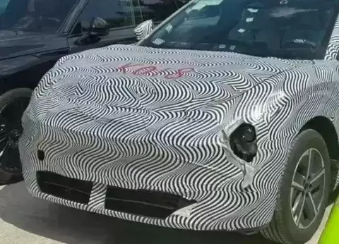 小鹏MONA首款SUV路试曝光，2026年全球上市