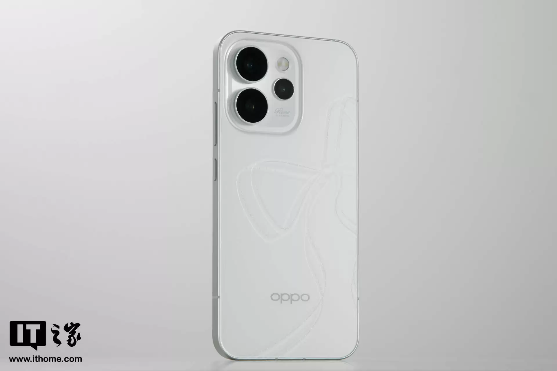OPPO Reno15 Pro 手机直播“搭档”亮相,含磁吸支架自拍杆、小光环补光灯等