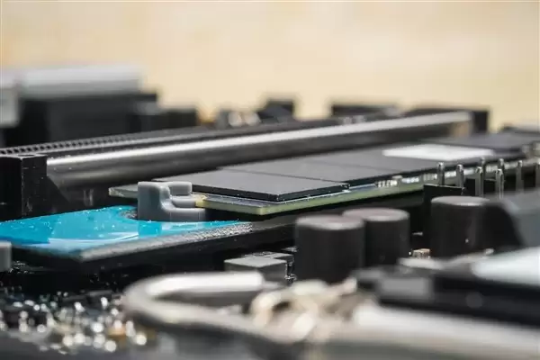 铠侠财报利润大降致美股重挫，存储市场分化显现