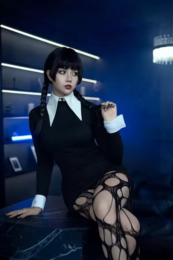 超还原! 俄罗斯模特大胆cos神剧《星期三》女主