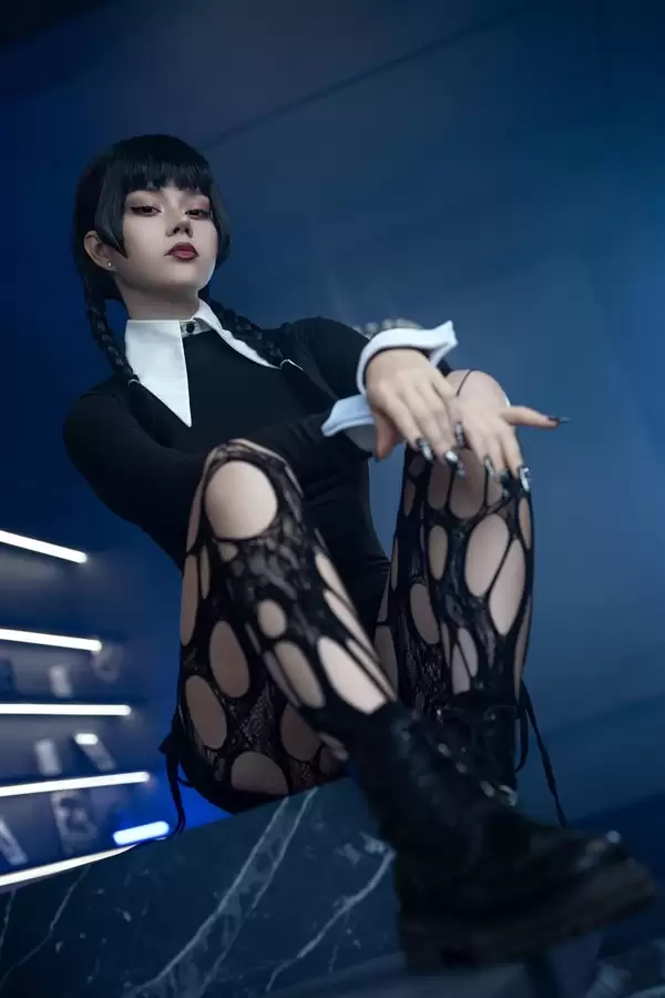 超还原! 俄罗斯模特大胆cos神剧《星期三》女主