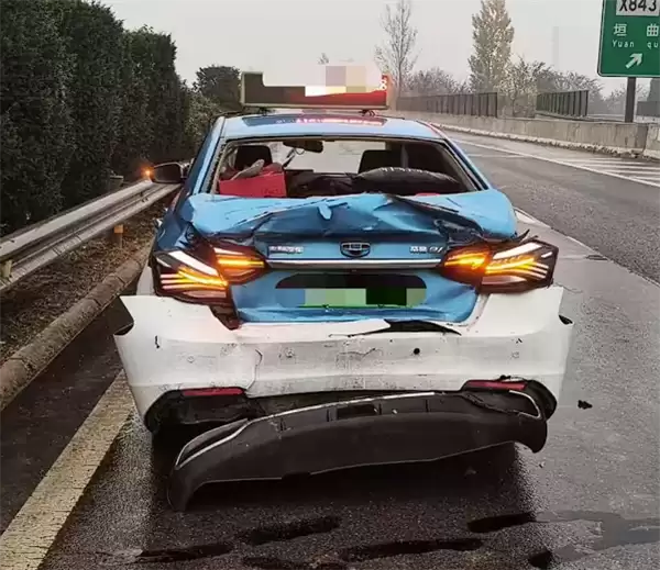 出租车错过高速出口急刹减速 载54人大客车陷险境！