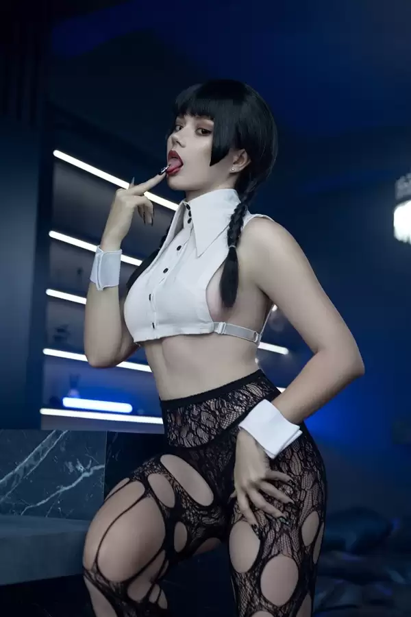 超还原！+俄罗斯模特大胆cos神剧《星期三》女主