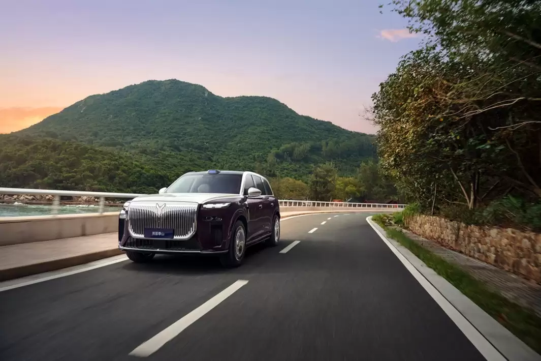 在公路上行驶的汽车AI 生成的内容可能不正确。