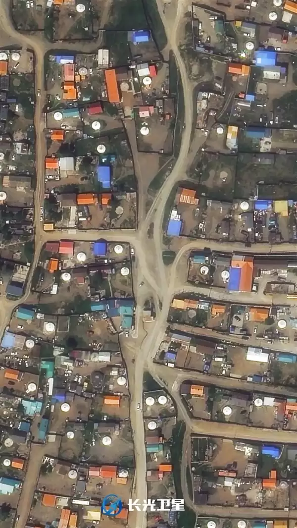 卫星图看蒙古国首都乌兰巴托:严重割裂、南北完全两个世界