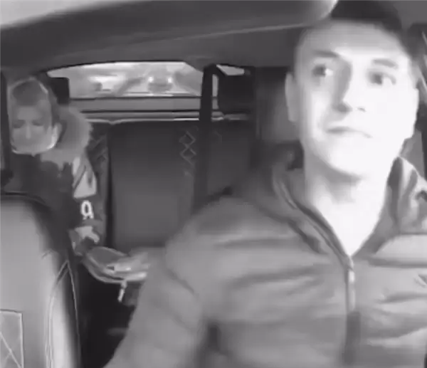 果然战斗民族!嫌歌不好听 俄罗斯一女乘客掏出砍刀威胁出租车司机换歌