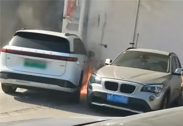 新能源起火自燃 旁边的宝马车主慌了:挪车发现小电瓶没电