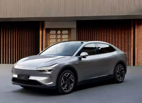 女子13万7刚买三天的新车 被宝马追尾报废:保险只赔11万元