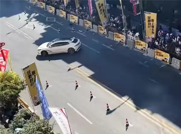 比亚ķ在贵州村GT杀疯！腾势Z9GT原厂无改装 上演疯狂极限漂移