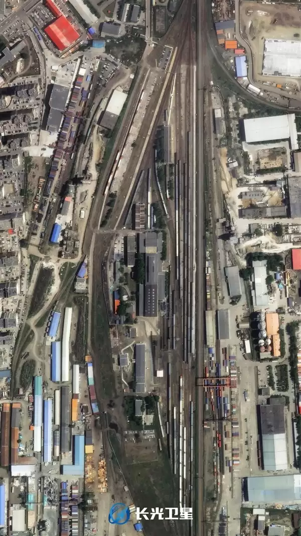 卫星图看蒙古国首都乌兰巴托:严重割裂、南北完全两个世界