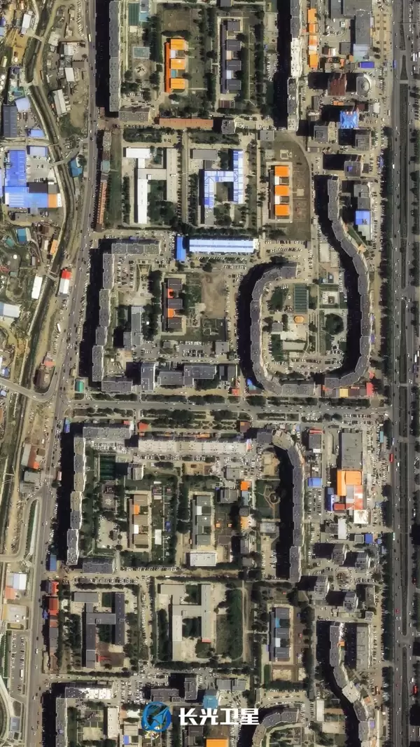 卫星图看蒙古国首都乌兰巴托:严重割裂、南北完全两个世界