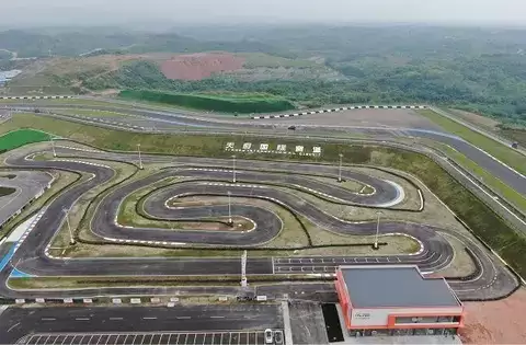 成都天府赛道T8弯:高速下的空气动力学终极考验