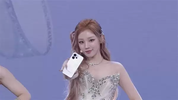 宋雨琦惊喜亮相OPPO Reno15发布会：美到溢出屏幕