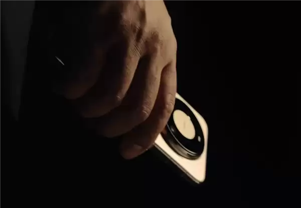 余承东首晒华为Mate 80 Pro Max真机!双圆环设计 外观史无前例