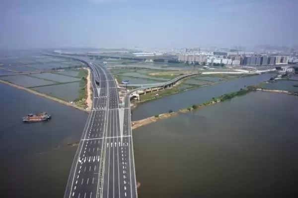 卫星直击四川特大桥垮塌:130米长的引桥不见了