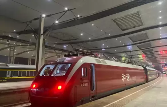 网友称乘客在火车内吸烟 12306:普通列车车厢连接处允许吸烟