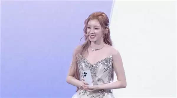 宋雨琦惊喜亮相OPPO Reno15发布会：美到溢出屏幕