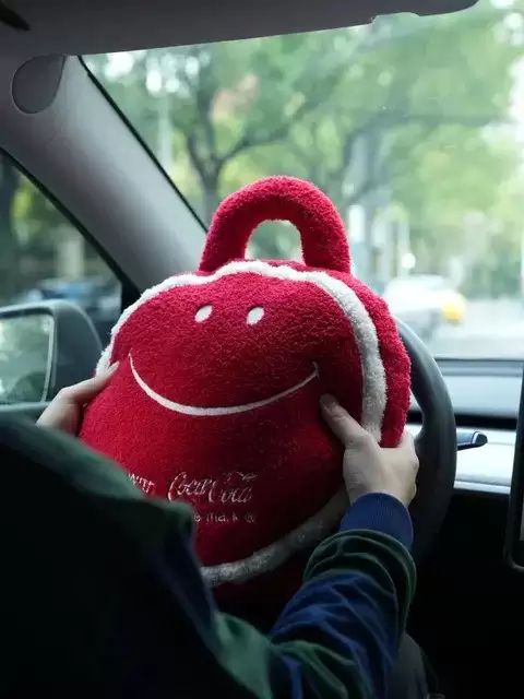 副驾上的笑脸抱枕毯：通勤路上的温暖快乐搭子